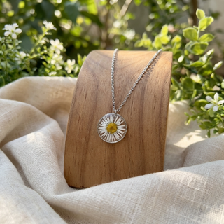 Daisy Framed Necklace