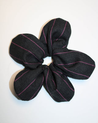 Mini flower scrunchie - Black Pinstripe